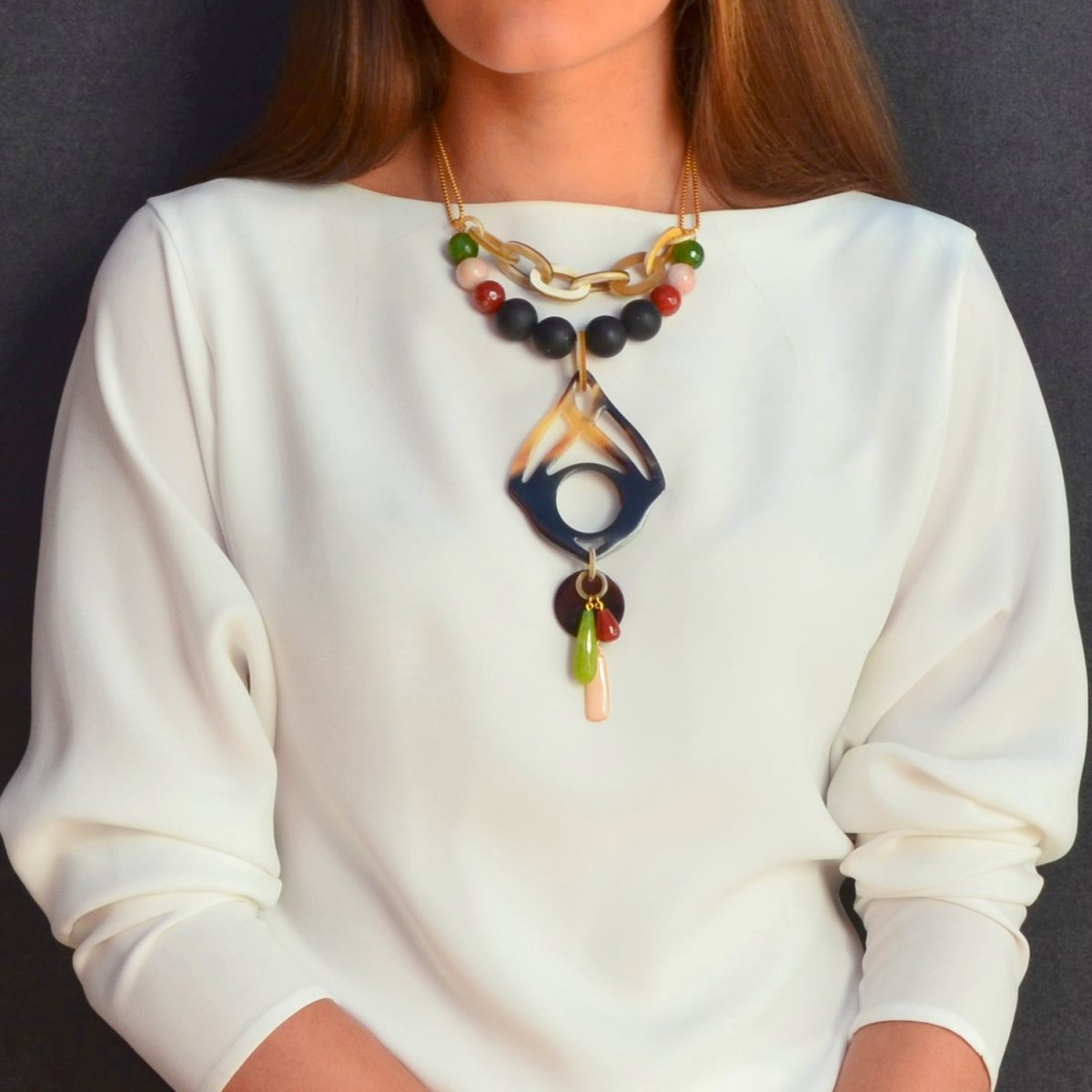 ATRIA NECKLACE IN GREEN WITH HORN ARABESQUE