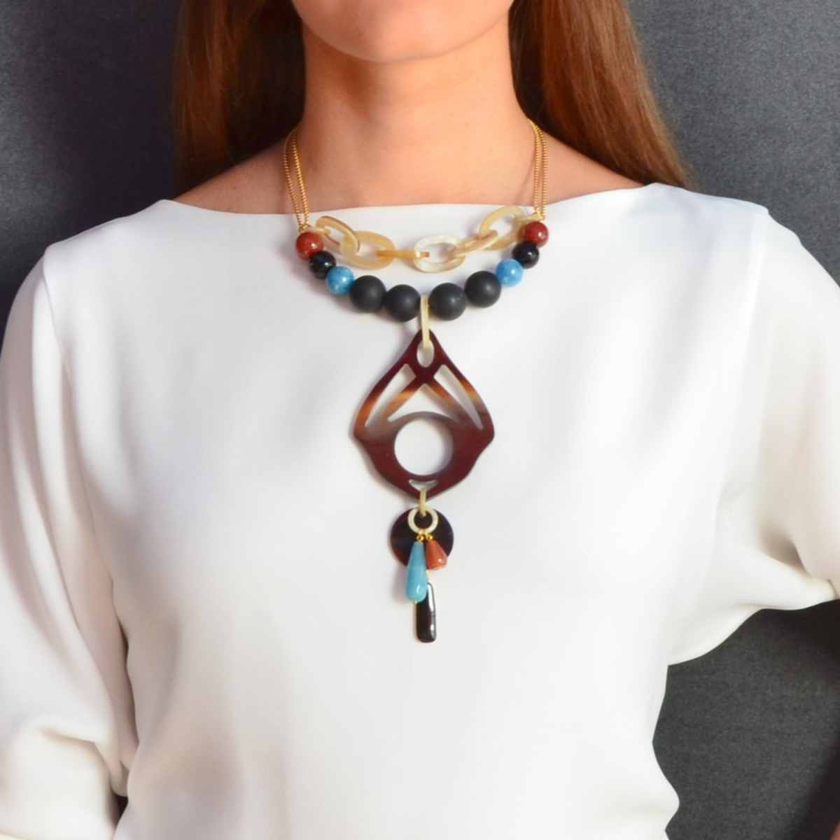 ATRIA NECKLACE IN TURQUOISE COLOR WITH HORN ARABESQUE