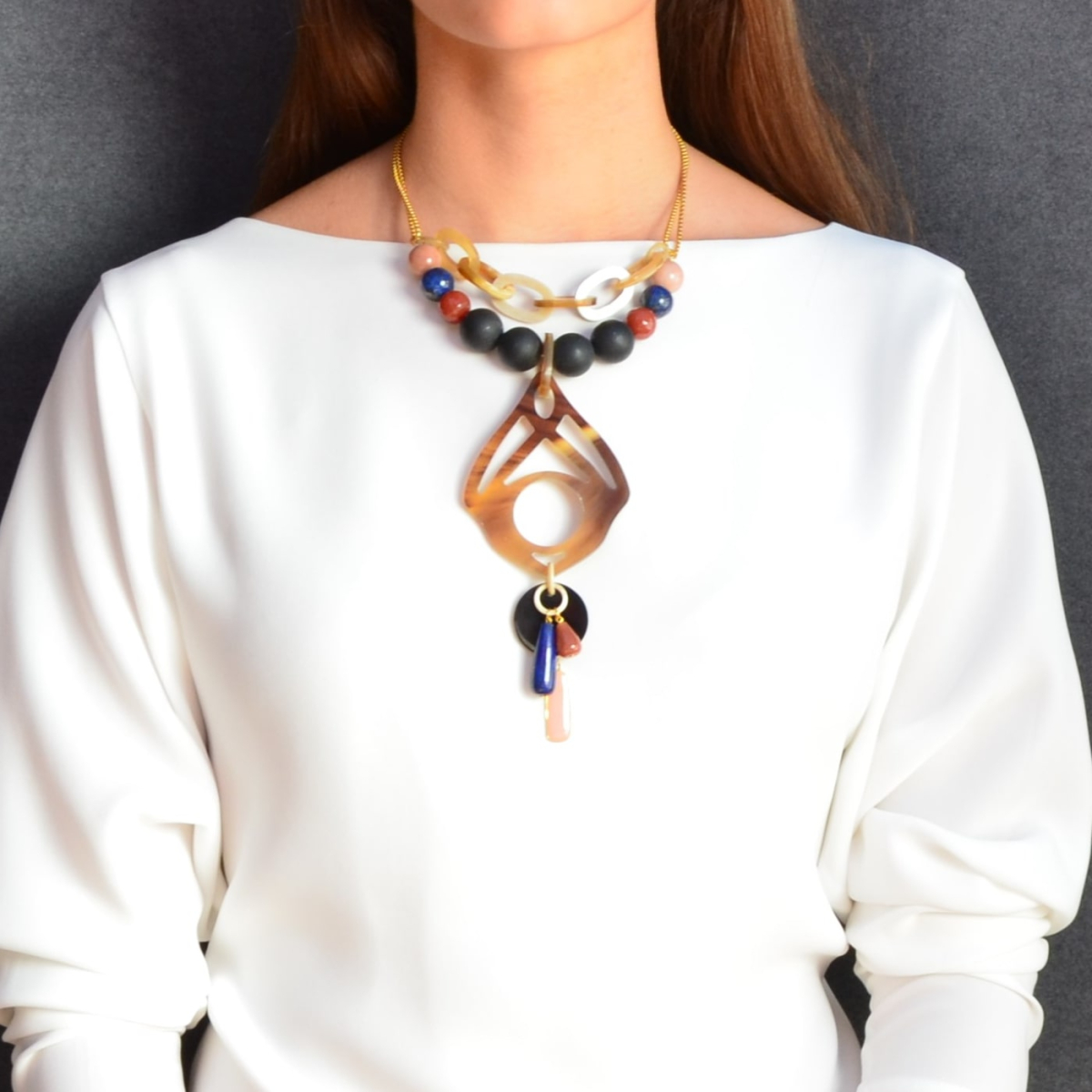 ATRIA NECKLACE IN BLUE WITH HORN ARABESQUE