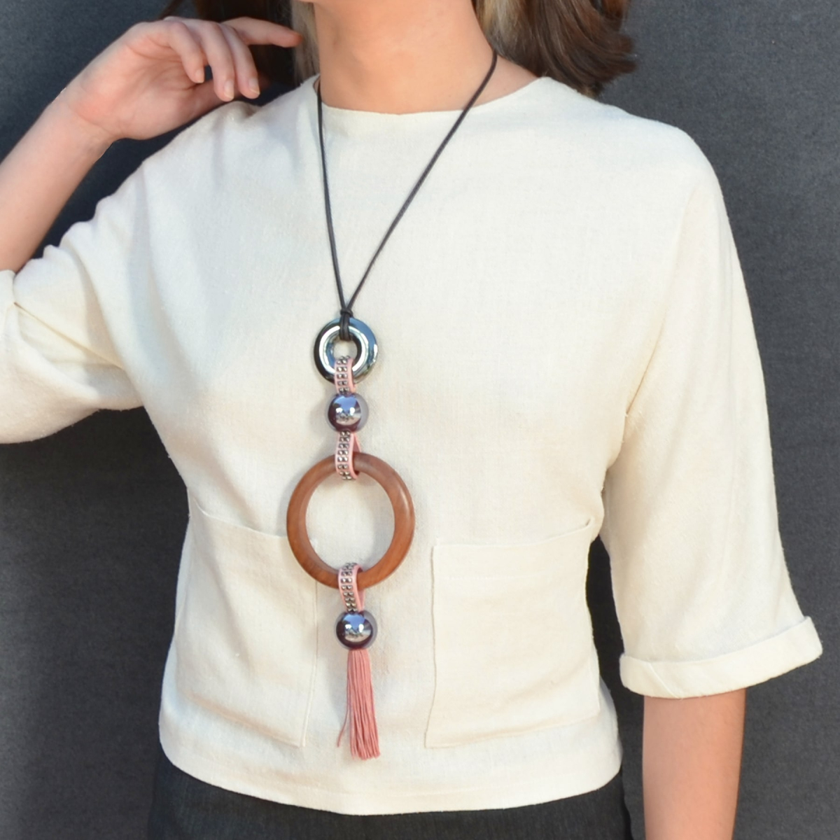 WOOD KORA NECKLACE WITH TASSEL IN GREEN