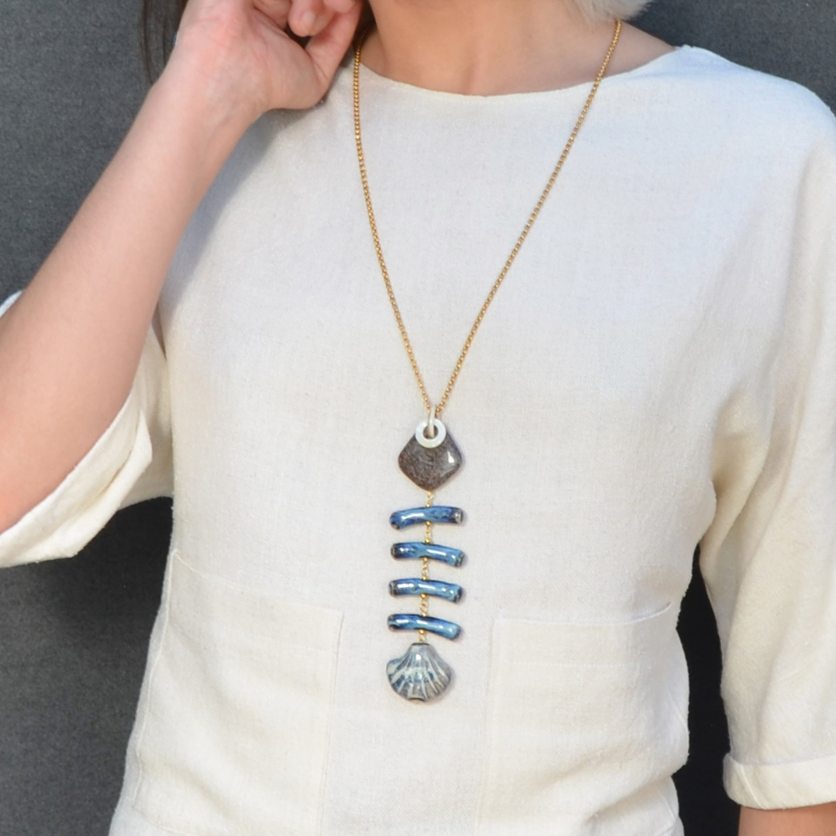 NAUPLIA FOSSIL CORAL AND CERAMIC FISH LONG NECKLACE WHITE